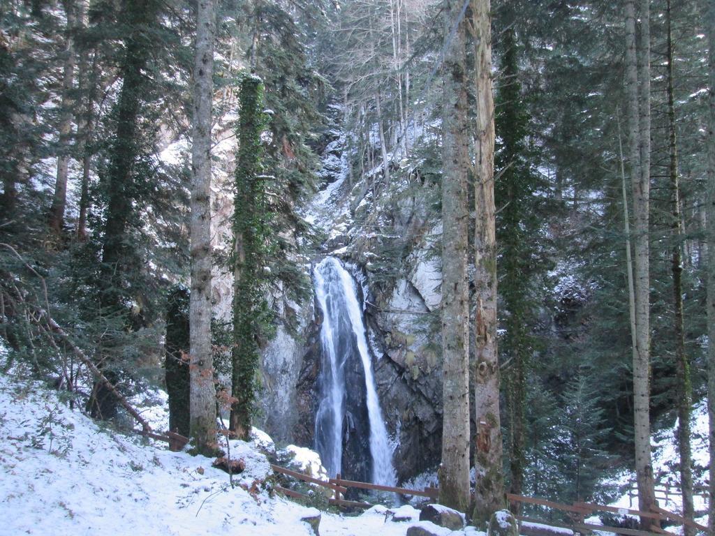 Gite Auberge Les Cascades Ла-Монжи Экстерьер фото